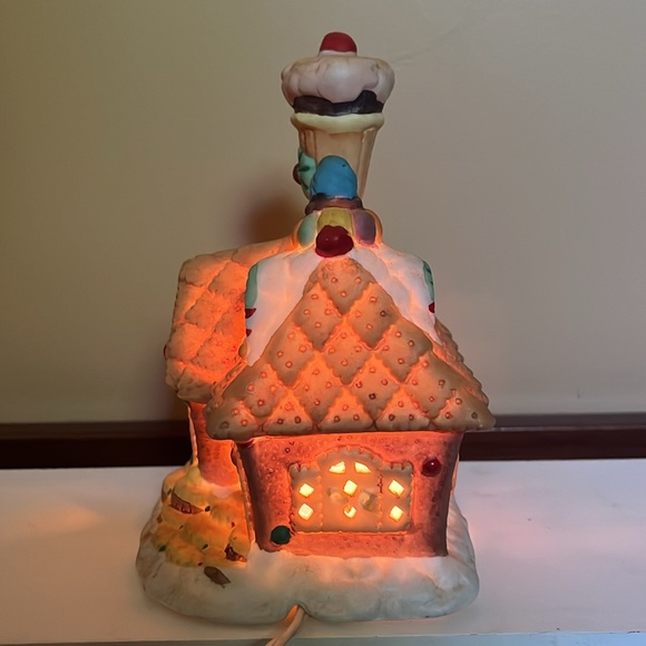 Candyland collectibles porcelain lighted bakery house - Picture 6 of 11